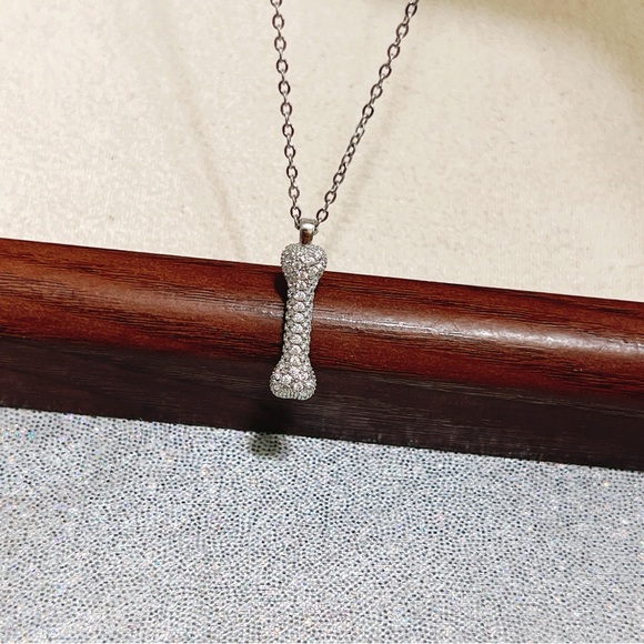 ✨ cute sparkly all clear stones bone 🦴 necklace - Picture 8 of 10